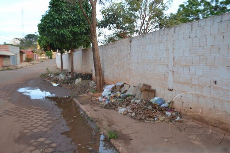 MORADORES SOFREM COM LIXO ACUMULADO EM VÁRIAS RUAS DO BAIRRO JARDIM DE ALÁ.